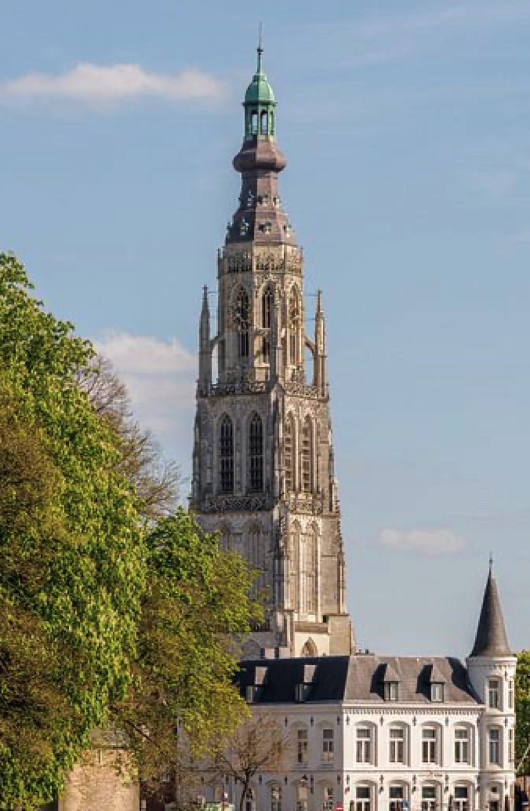 De toren van de Grote Kerk boven de binnenstad van Breda