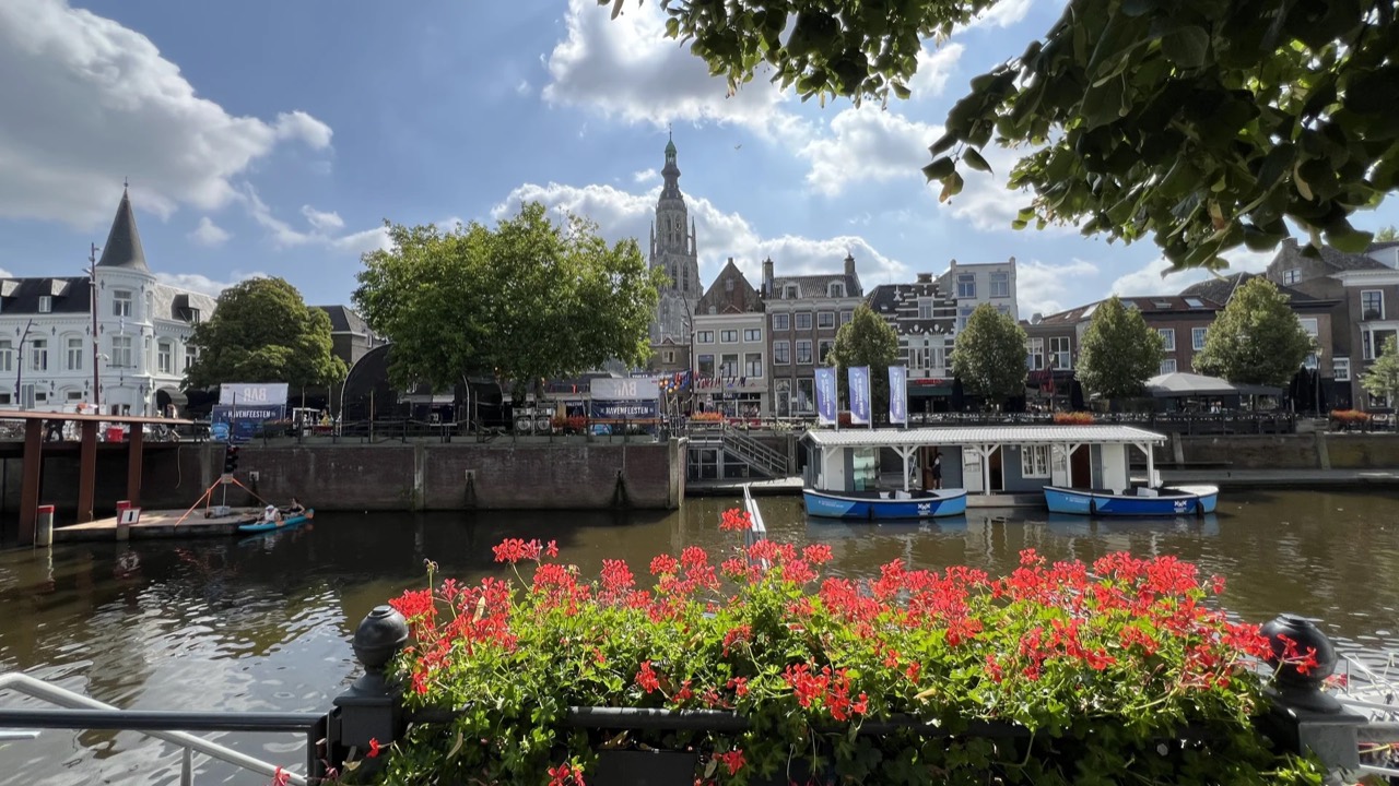 Breda gezien vanaf het water van de singels