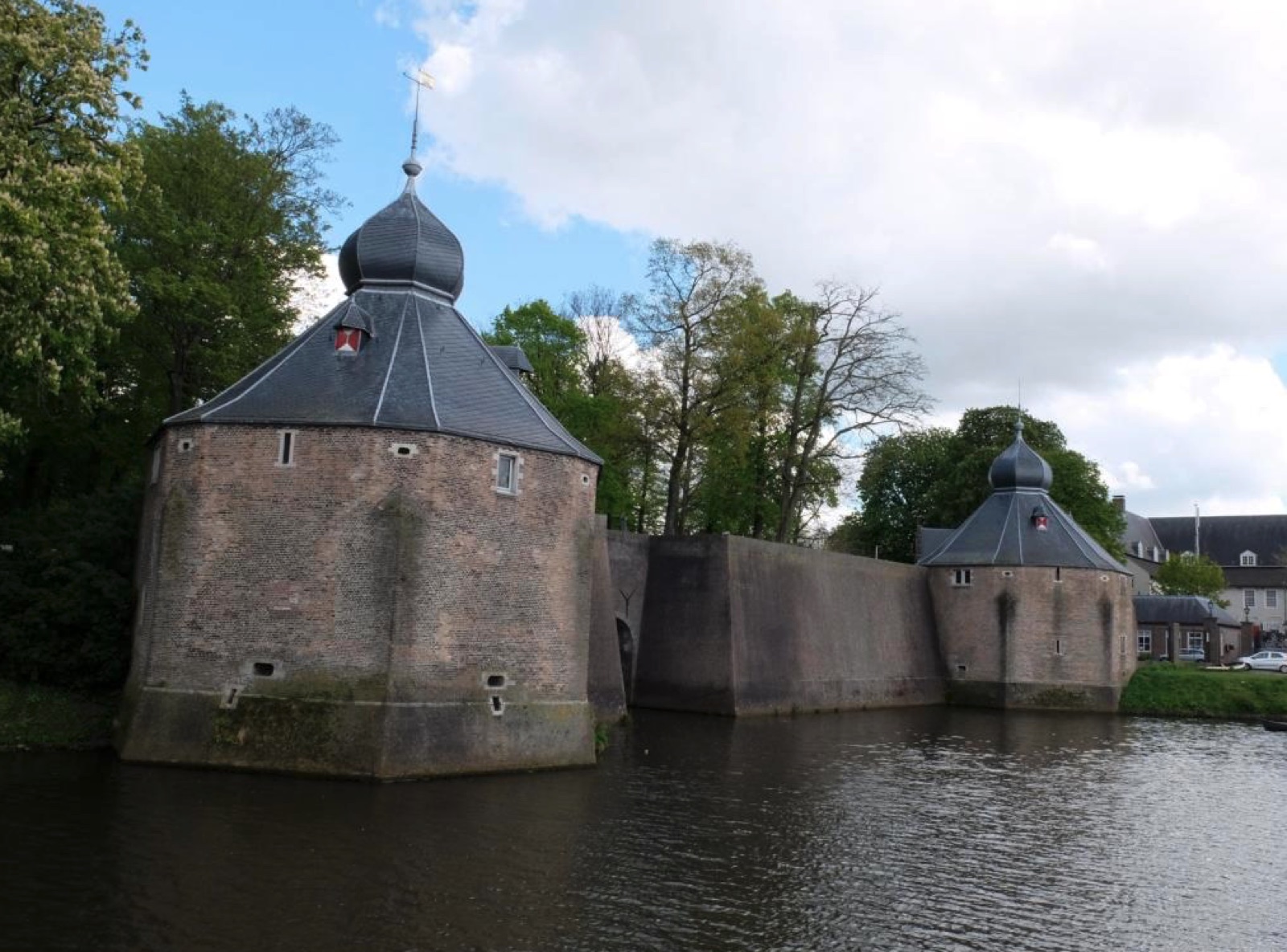 De twee torens en muur van het Spanjaardsgat aan het water